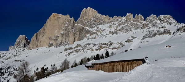 Schnee, Gipfel und Wolken — Stockfoto