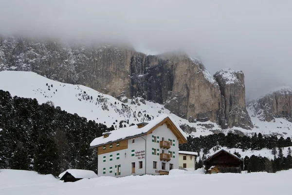 Val di fassa içinde dağ evi — Stok fotoğraf