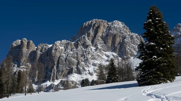 Neve, Cime e Nuvole — Foto Stock