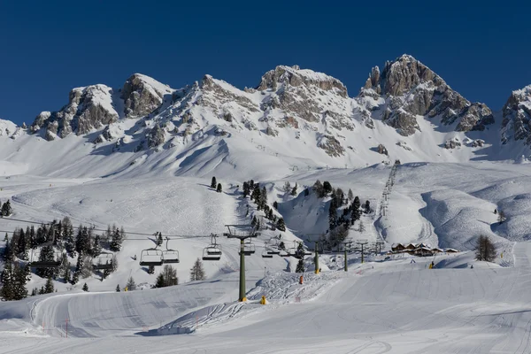 Bergen en ski pistes in de passo san pellegrino — Stockfoto