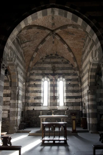 Insidan av kyrkan san Pietro i portovenere — Stockfoto