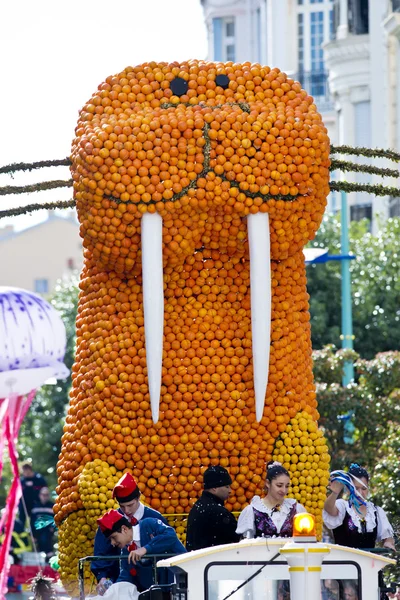 マントン、マントンのレモン祭りのカーニバル パレード中にセイウチを表すフランス - 2014 年 3 月 2 日 - シトラス float. — ストック写真