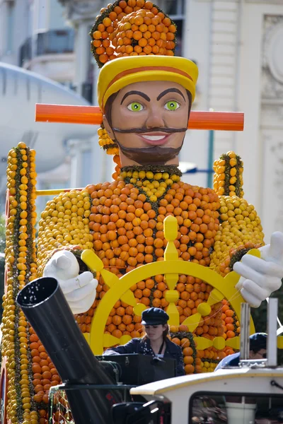 Menton, Fransa - 2 Mart 2014 - narenciye float karnaval geçit menton limon Festivali sırasında Kaptan nemo temsil. — Stok fotoğraf