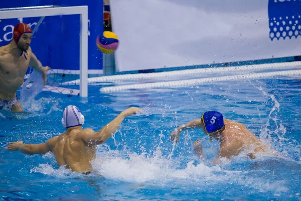 Wurf im Wasserballspiel — Stockfoto