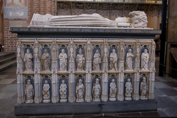 Gebeeldhouwde graf in de kathedraal van roskilde — Stockfoto