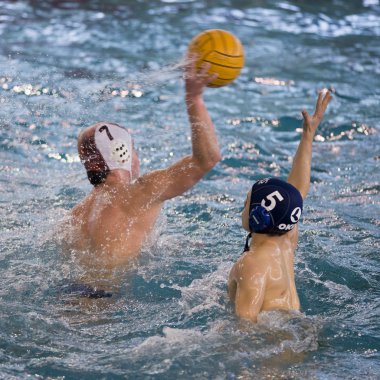 Waterpolo oynayan çocuk