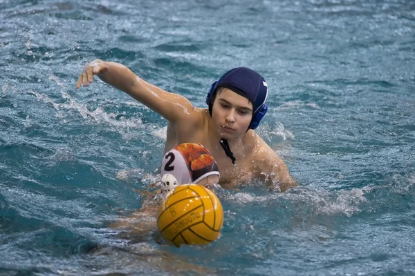 Junge spielt Wasserball — Stockfoto