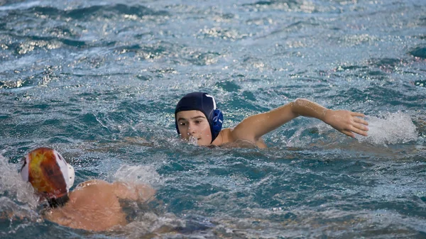 Menino jogando waterpolo — Fotografia de Stock