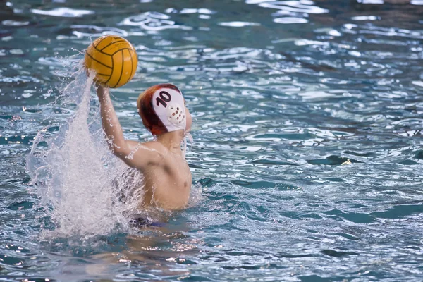 Waterpolo oynayan çocuk