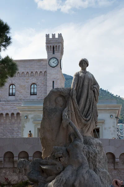 Standbeeld voor het Prinselijk paleis in Monaco — Stockfoto