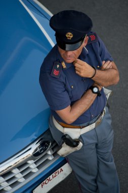 polis arabasının yanında