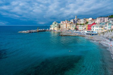 İtalyan Rivierası 'ndaki antik Bogliasco köyüne bakın.