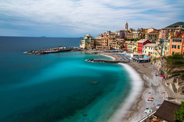 İtalyan Rivierası 'ndaki Bogliasco antik balıkçı köyü.