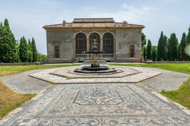 Caprarola, Lazio, İtalya 'da beşgen bir malikane olan Villa Farnese bahçesinde çeşme