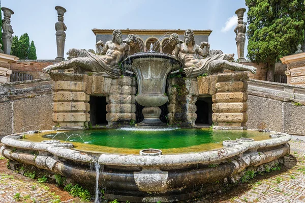 イタリア ラツィオ州カプラローラの五角形の邸宅であるVilla Farneseの庭園で噴水 — ストック写真