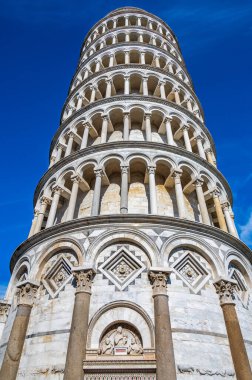 Piazza dei Miracoli 'deki dünyaca ünlü eğimli kule, Pisa, Unesco Dünya Mirası Sitesi' nden biri.