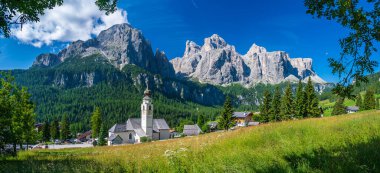 Dolomitlerin kalbindeki Val Badia 'daki Calfusch dağ köyündeki kilise.