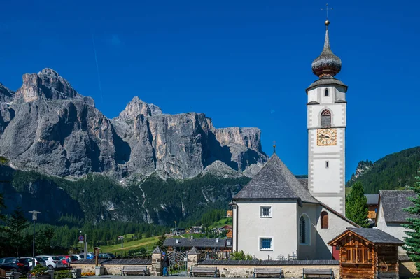 Kościół Parafialny Górskiej Miejscowości Calfusch Val Badia Sercu Dolomitów — Zdjęcie stockowe