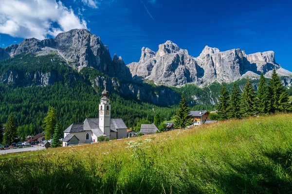 Iglesia Parroquial Pueblo Montaña Calfusch Val Badia Corazón Los Dolomitas —  Fotos de Stock