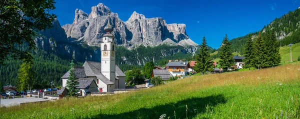 Kościół Parafialny Górskiej Miejscowości Calfusch Val Badia Sercu Dolomitów — Zdjęcie stockowe