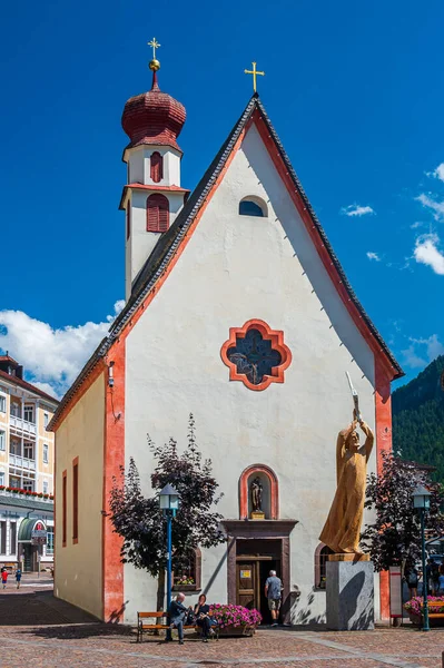 Kościół Górskiej Wiosce Urtijei Val Gardena Sercu Dolomitów — Zdjęcie stockowe