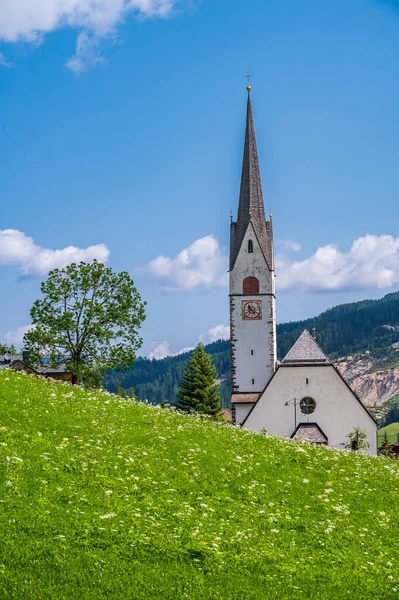 Eglise Dans Village Montagne Villa Val Badia Coeur Des Dolomites — Photo