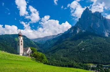 San Valentino Kilisesi. Dolomitlerin kalbindeki Kastelruth dağ köyünde.