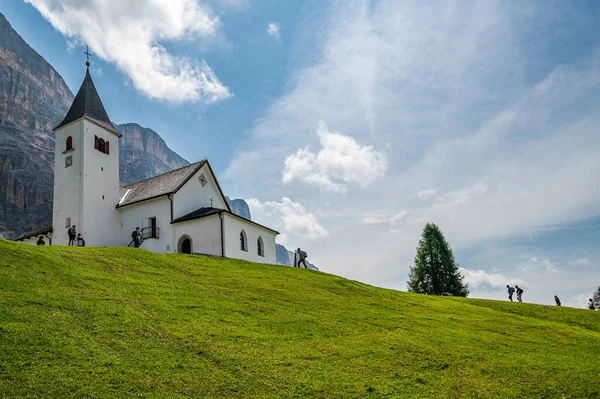 Het Heiligdom Van Santa Croce Onder Sas Dla Crusc Dolomieten — Stockfoto