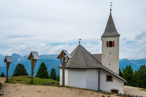 Sanktuarium Santa Croce Pod Sas Dla Crusc Dolomity Val Badia — Zdjęcie stockowe