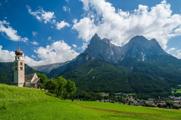 Iglesia San Valentino Pueblo Montaña Kastelruth Corazón Dolomitas — Foto de Stock