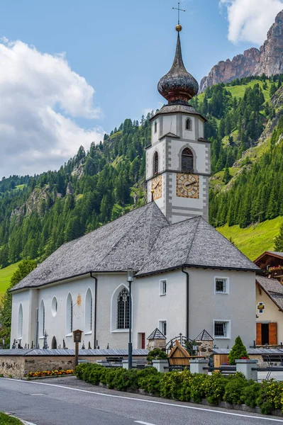 Iglesia Parroquial Pueblo Montaña Calfusch Val Badia Corazón Los Dolomitas —  Fotos de Stock