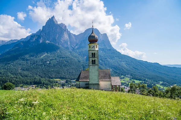 Kościół San Valentino Górskiej Wiosce Kastelruth Sercu Dolomitów — Zdjęcie stockowe