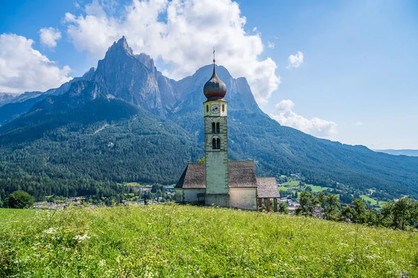 Eglise San Valentino Dans Village Montagne Kastelruth Coeur Des Dolomites — Photo