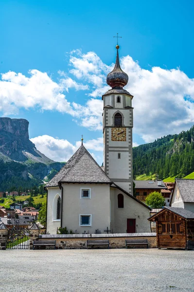 Kościół Parafialny Górskiej Miejscowości Calfusch Val Badia Sercu Dolomitów — Zdjęcie stockowe