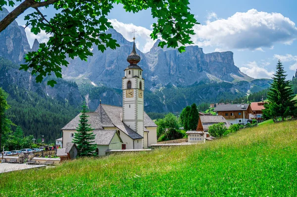 Kościół Parafialny Górskiej Miejscowości Calfusch Val Badia Sercu Dolomitów — Zdjęcie stockowe