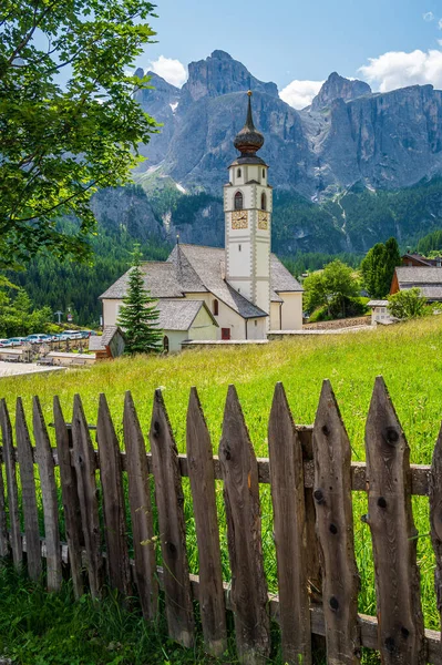 Iglesia Parroquial Pueblo Montaña Calfusch Val Badia Corazón Los Dolomitas — Foto de Stock