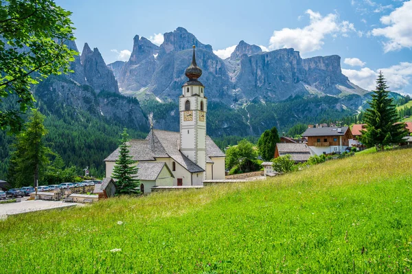 Kościół Parafialny Górskiej Miejscowości Calfusch Val Badia Sercu Dolomitów — Zdjęcie stockowe