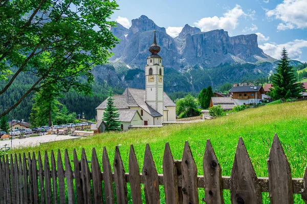 Kościół Parafialny Górskiej Miejscowości Calfusch Val Badia Sercu Dolomitów — Zdjęcie stockowe