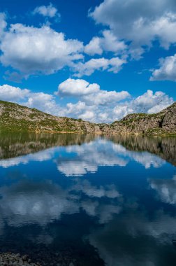 Gökyüzünün yansıması Boe Alp Gölü 'nde, Corvara yakınlarında Val Badia Dolomitleri' nde