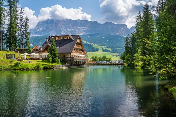 Pequeño Lago Alpino Dla Cerca Villa Los Dolomitas Val Badia —  Fotos de Stock