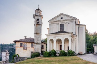 Madonna del Sasso Kilisesi, Kuzey Piedmont 'taki Orta Göl üzerinde panoramik bir noktada.