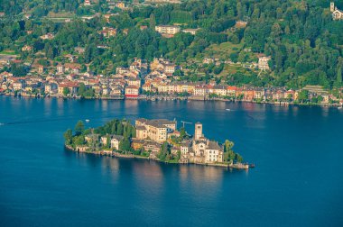 San Giulio Adası, Piedmont 'ta Orta Gölü' nde bir adadır.