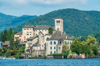 San Giulio Adası, Piedmont 'ta Orta Gölü' nde bir adadır.