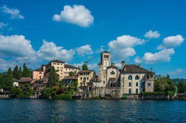 San Giulio Adası, Piedmont 'ta Orta Gölü' nde bir adadır.