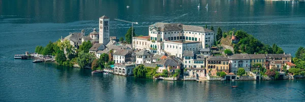 줄리오 San Giulio Island 오르타 호수에 베네딕트 수도원에 섬이다 — 스톡 사진