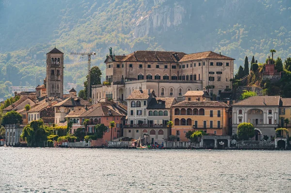 圣朱利奥岛 San Giulio Island 是皮埃蒙特奥塔湖中的一个岛屿 有一座本笃会修道院 — 图库照片