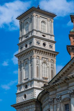 Santuario Regina Montis Regalis, İtalya 'nın Vicoforte kentinde bulunan anıtsal bir kilisedir. Dünyanın en büyük eliptik kubbesine sahip olmasıyla bilinir..