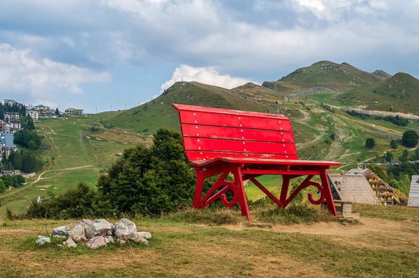 Czerwona Duża Ławka Alpejskiej Wiosce Prato Nevoso Piemont — Zdjęcie stockowe