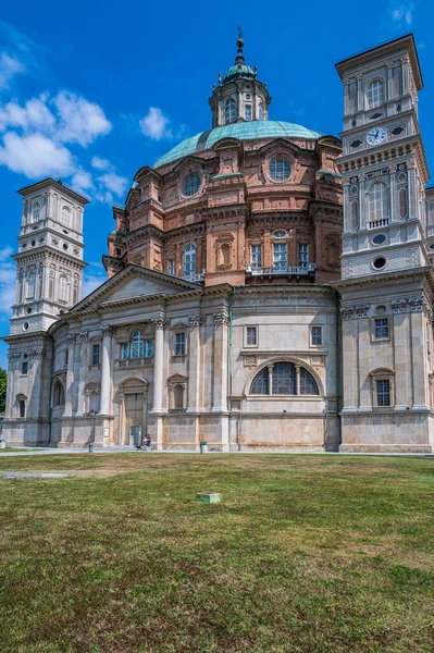 雷吉纳修道院 Santuario Regina Montis Regalis 是意大利皮埃蒙特Vicoforte的一座纪念教堂 它以拥有世界上最大的椭圆角球而闻名 — 图库照片