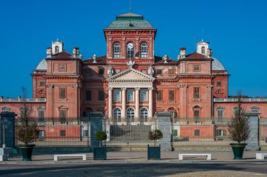 Piedmont 'ta bulunan Racconigi Kraliyet Kalesi, Savoy Kraliyet Sarayı' nın Dünya Mirası Konutları 'nın bir parçasıdır..